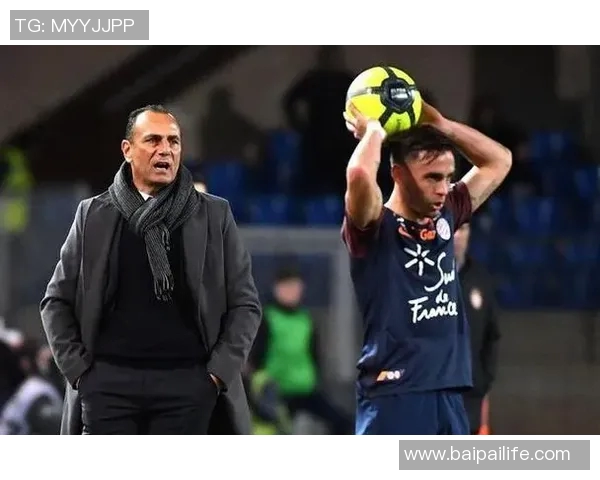 百名儿童与足球明星激烈对抗赛展开 谁能笑到最后精彩纷呈 百名儿童与足球明星激烈对抗赛展开 谁能笑到最后精彩纷呈