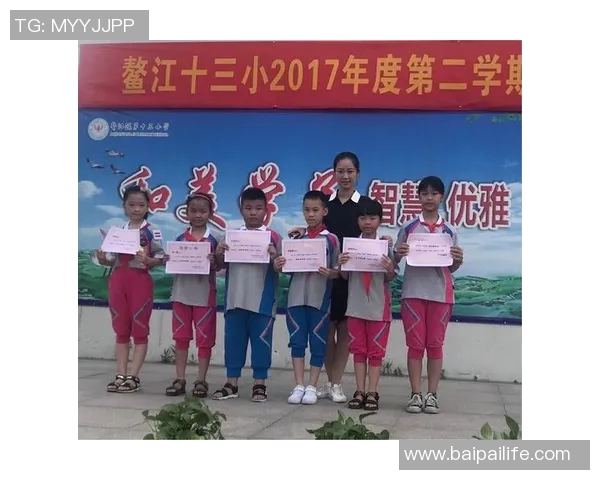 足球巨星与小球童并肩同行见证梦想启航的感人时刻 足球巨星与小球童并肩同行见证梦想启航的感人时刻